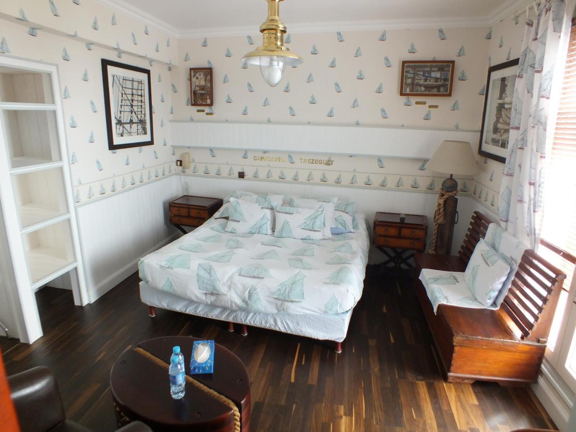 Hotel - Restaurant - Salon De The Le Beausejour 트레가스텔 객실 사진