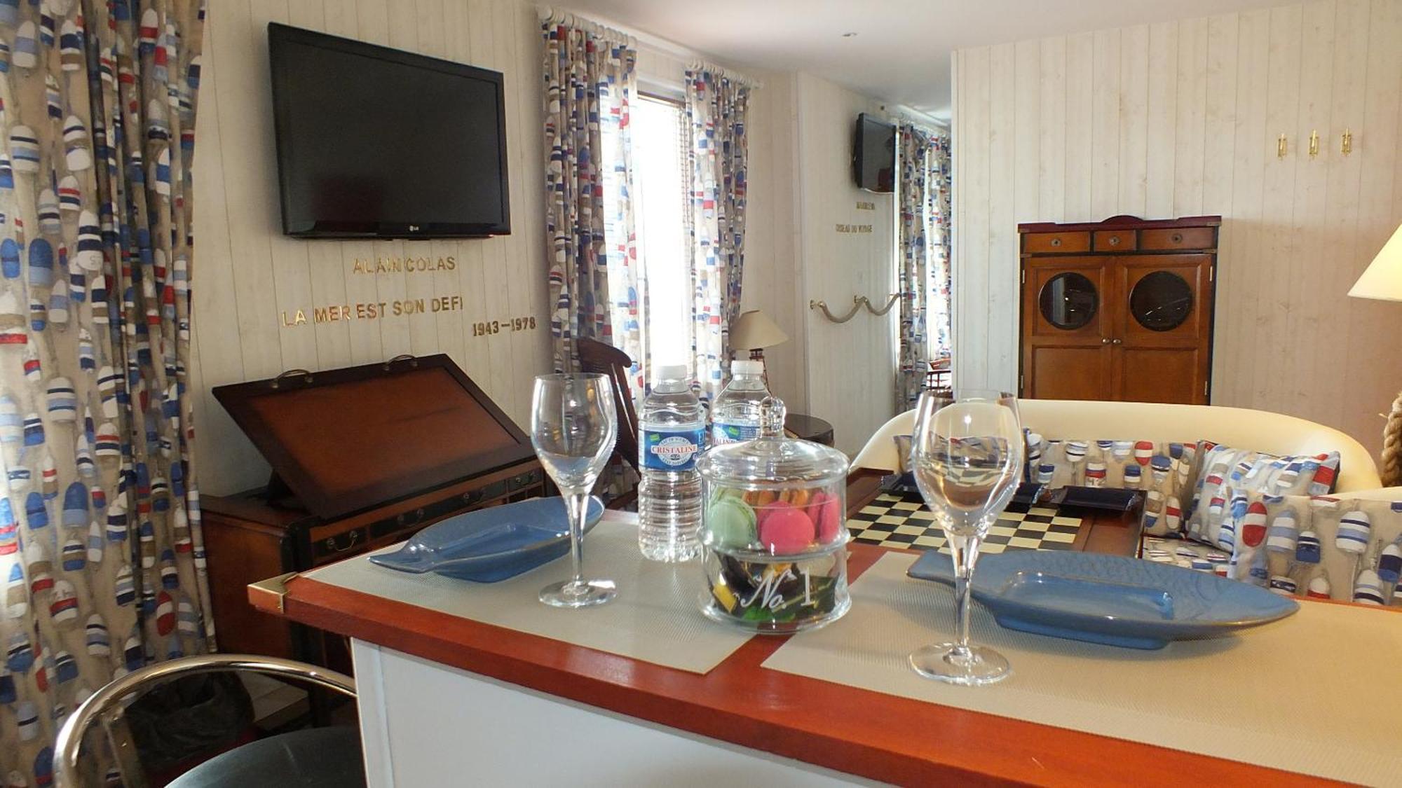 Hotel - Restaurant - Salon De The Le Beausejour 트레가스텔 객실 사진
