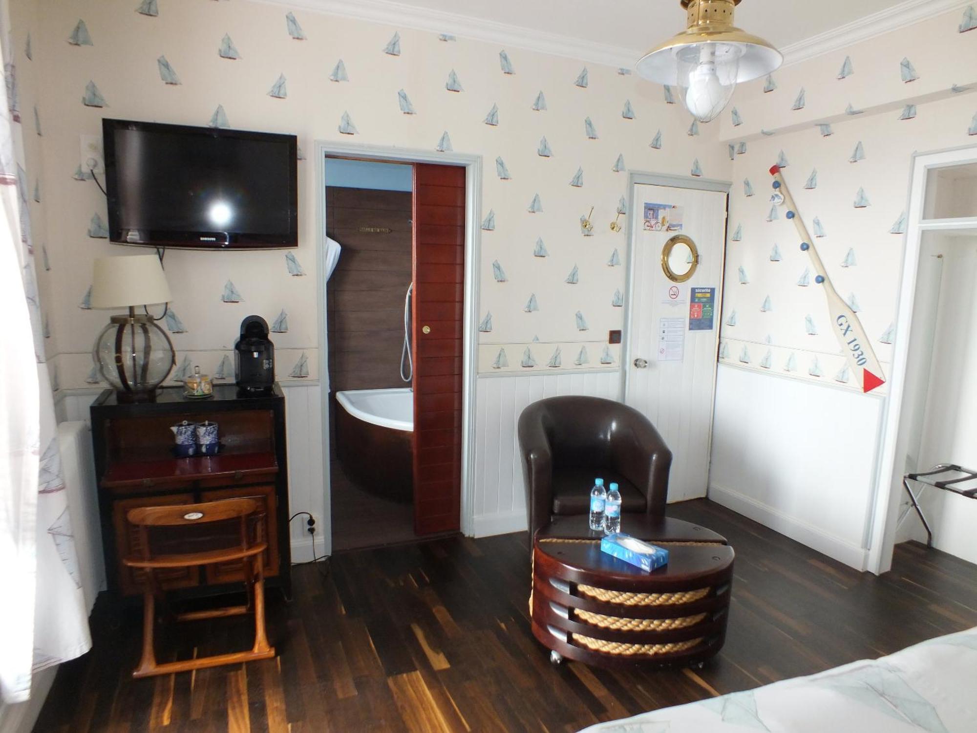 Hotel - Restaurant - Salon De The Le Beausejour 트레가스텔 객실 사진
