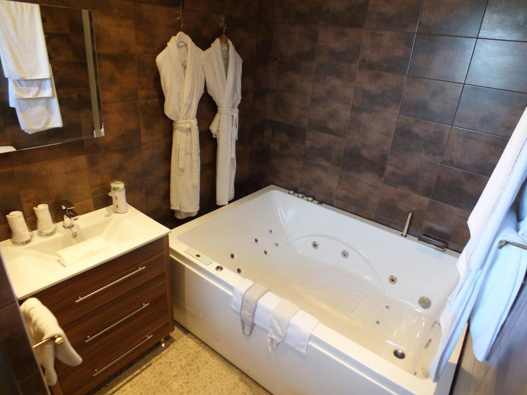Hotel - Restaurant - Salon De The Le Beausejour 트레가스텔 객실 사진