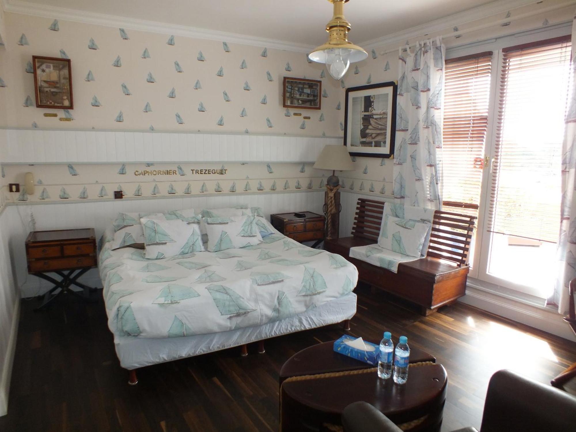 Hotel - Restaurant - Salon De The Le Beausejour 트레가스텔 객실 사진