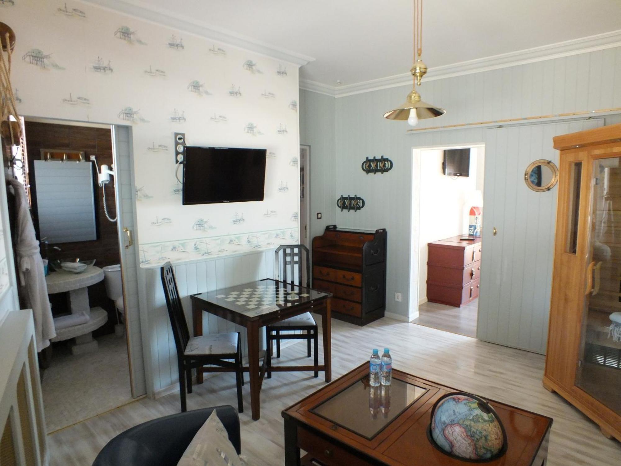 Hotel - Restaurant - Salon De The Le Beausejour 트레가스텔 객실 사진
